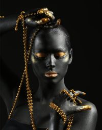 black-gold-woman-kleur-staand