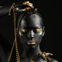 black-gold-woman-kleur-vierkant